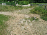 Reste der antiken Strassenpflasterung in der Anfahrt zur Brücke